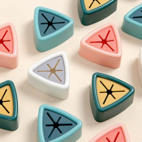 01 Pcs Wall-Mounted Triangular Silicone Towel Holder