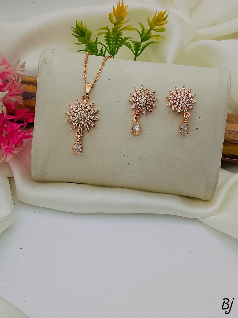 Fancy Beautiful Gold Plated Flower Design Micro Zircon Work Locket Set For Her