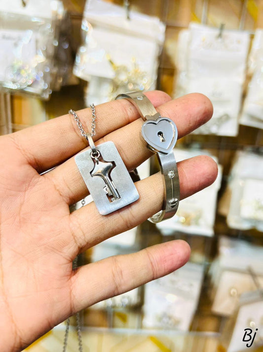 Fancy Beautiful Anti Tarnish Stainless Steel Lock Bracelet And Key Necklace For Her