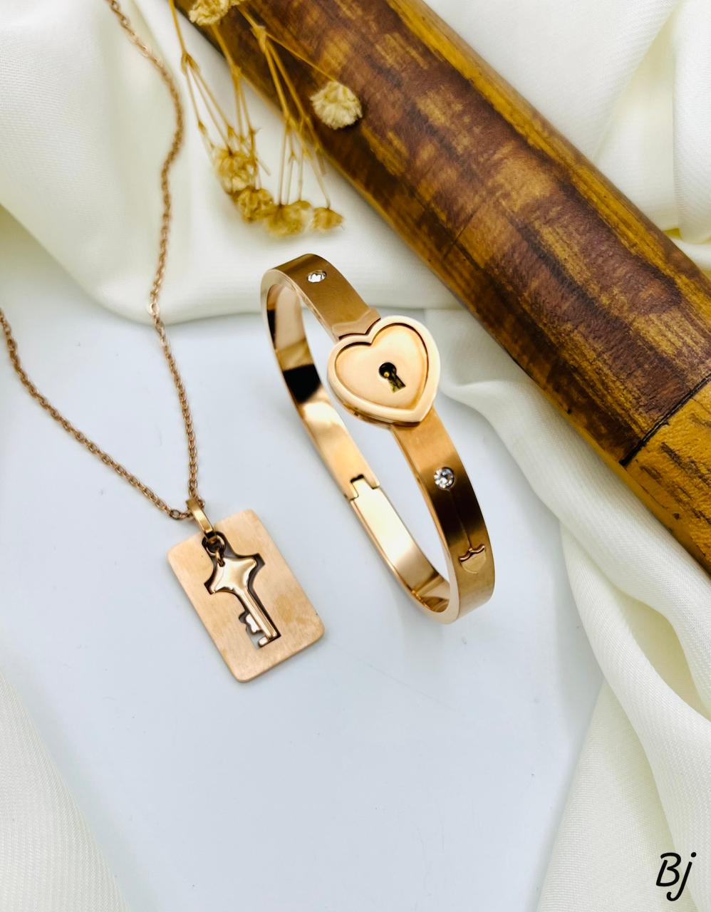 Fancy Beautiful Anti Tarnish Stainless Steel Lock Bracelet And Key Necklace For Her