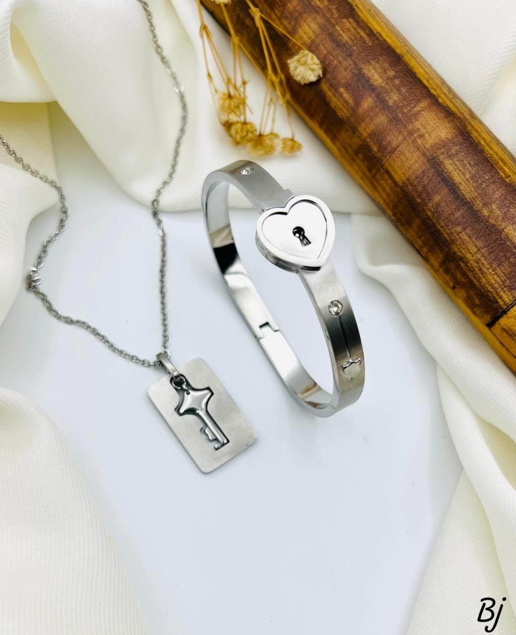 Fancy Beautiful Anti Tarnish Stainless Steel Lock Bracelet And Key Necklace For Her