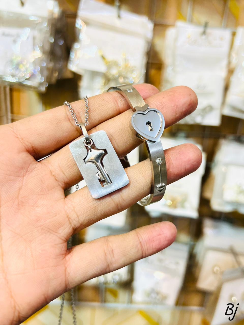 Fancy Beautiful Anti Tarnish Stainless Steel Lock Bracelet And Key Necklace For Her